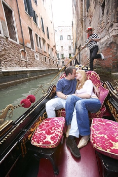 Italian-couple-on-gondola