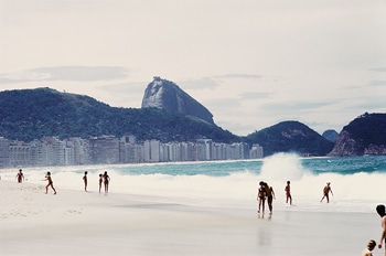 meet-Brazilian-men-and-women-on-the-beach